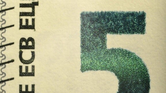 Smaragdzahl mit Lichtbalken einer 5-EURO-Banknote