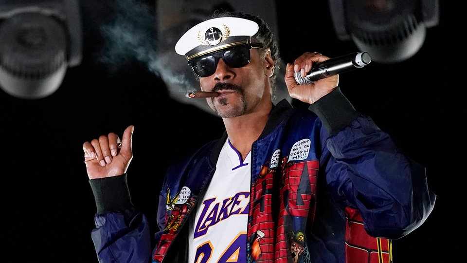 Snoop Dogg gibt Rauchen doch nicht auf: er bleibt Zigaretten und Marihuana treu