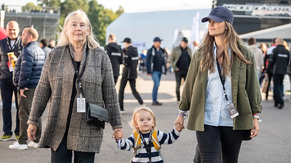 Prinzessin Sofia und Prinz Julian von Schweden zusammen mit Sofias Mutter Marie Hellqvist