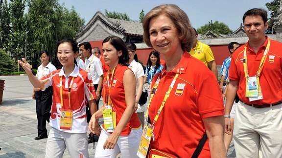 Königin Sofia von Spanien bei einem Besuch im Olympischen Dorf in Peking 2008.