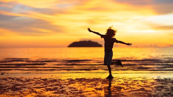 Kind spielt am Strand
