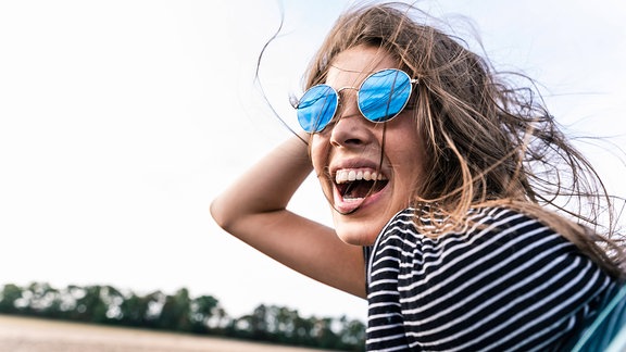 Eine Frau mit Sonnenbrille