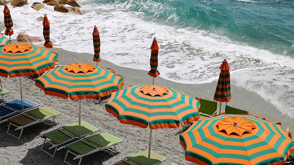 Sonnenschirme am Strand