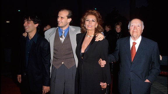 Sophia Loren mit Carlo  Ponti und ihren Söhnen Edoardo und Carlo Jr.