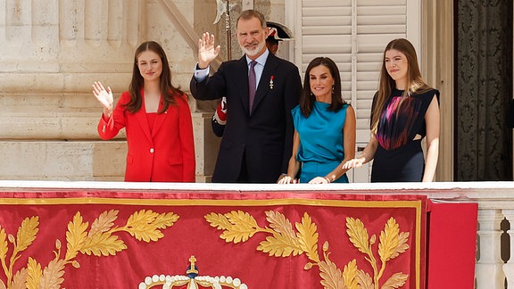 Der spanische König Felipe und Prinzessin Leonor (l) winken neben Königin Letizia (3.v.l) und Prinzessin Sofia während der Zeremonie der königlichen Garde am Tag der Feierlichkeiten zum 10. Jahrestag der Proklamation des spanischen Königs Felipe VI. im Königspalast.