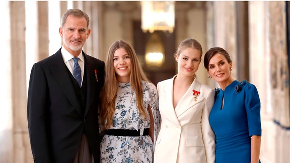 Die offizielle Weihnachtskarte der spanischen Königsfamilie mit einem Foto von König Felipe VI, Königin Letizia und ihren Kindern, Prinzessin Leonor und Prinzessin Sofia.