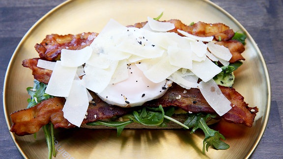 Toast mit u.a. Speck und viel gehobeltem Parmesan