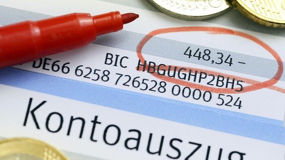 Rotstift auf Kontoauszug