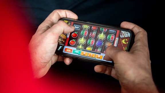 Auf einem Smartphone wird ein Online-Spiel gespielt.
