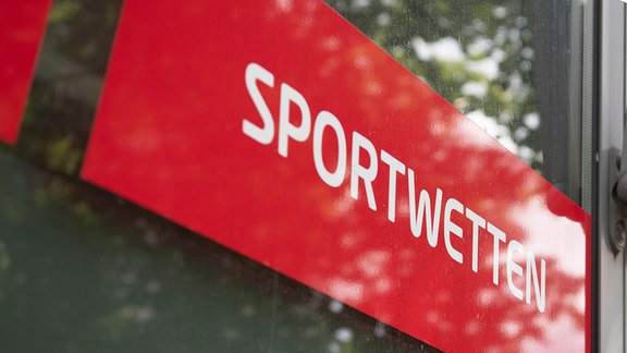 «Sportwetten» steht an einem Fenster eines Ladens, in dem der Besucher Wetten platzieren kann