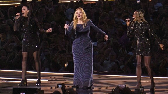 Adele gibt ihr Eröffnungskonzert in der eigens errichteten Open-Air-Arena in München