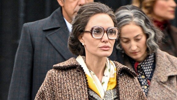 Angelina Jolie geht mit Pierfrancesco Favino und Alba Rohrwacher am Set der Filmbiografie Maria über das Leben von mit Hunden spazieren Maria Callas in Paris, Frankreich, 12. Oktober 2023.