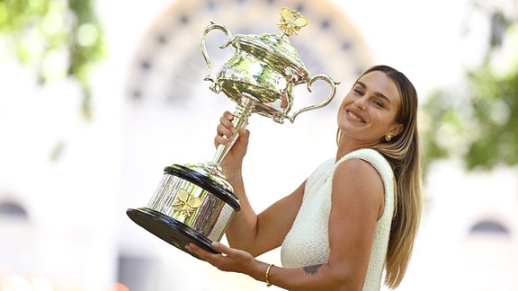 Aryna Sabalenka hält nach ihrem Sieg den Daphne Akhurst Memorial Cup in der Hand. 