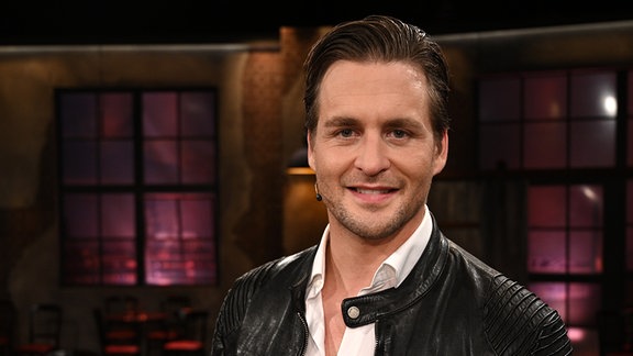 Der Sänger Alexander Klaws steht nach der Aufzeichnung der WDR Talkshow "Kölner Treff" im Studio.