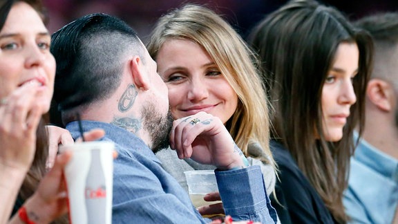 Cameron Diaz und Benji Madden während eines Spiels der Los Angeles Lakers im Gespräch