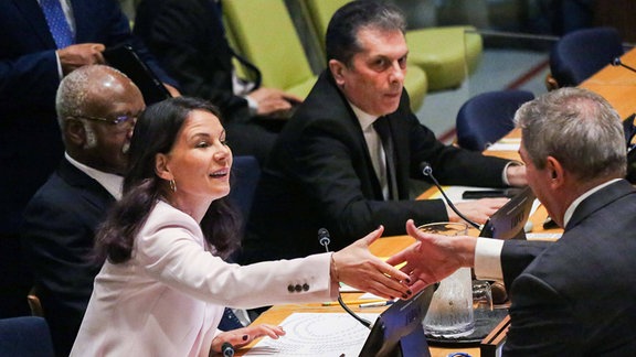 Annalena Baerbock schüttelt Hände