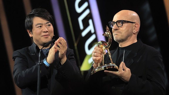 Der Pianist Lang Lang applaudiert dem DJ Sven Väth, Preisträger in der Kategorie "Kultur", bei der Bambi-Verleihung 2024.
