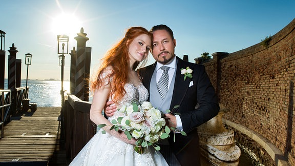 Barbara Meier und Klemens Hallmann, Hochzeitsfoto auf einen Steg am Meer