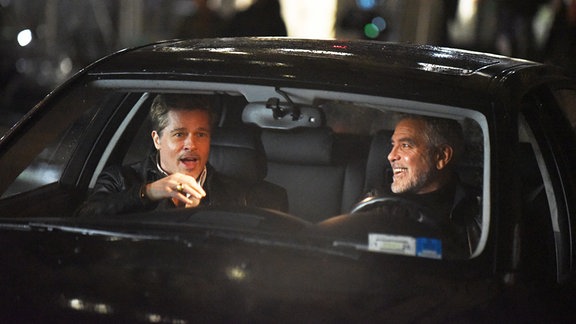 Schauspieler Brad Pitt und George Clooney in einer Szene aus dem Film Wolves