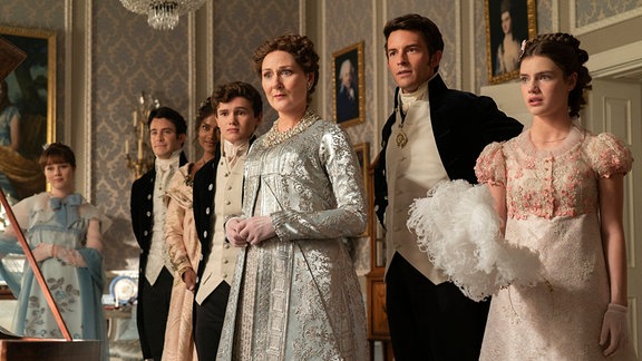 Filmstill: Eine Familie in der Kleidung des 19. Jhdts