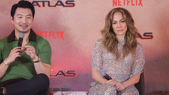 SchauspielerInnen Simu Liu und Jennifer Lopez bei einer Pressekonferenz
