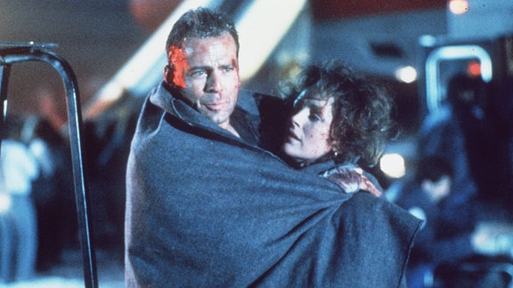 Bruce Willis und Bonnie Bedelia in einer Filmszene aus 'Stirb langsam'