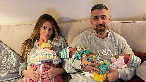 Rapper Bushido auf einem ersten Familienfoto mit Ehefrau Anna-Maria Ferchichi und ihren neugeborenen Drillings-Mädchen, 2021