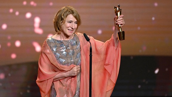 Corinna Harfouch freut sich bei der Verleihung des Deutschen Filmpreises über die Auszeichnung in der Kategorie "Beste weibliche Hauptrolle".