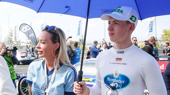 Cora Schumacher auf dem Grid mit Sohn David.