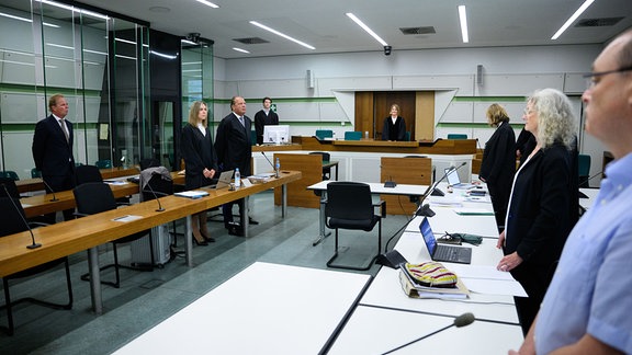 Die Vorsitzende Richterin Barbara Lüders (M) und die Verfahrensbeteiligten stehen vor Beginn des Prozesses gegen den Tennis-Spieler Zverev wegen Körperverletzung vor dem Amtsgericht Tiergarten im Gerichtssaal.