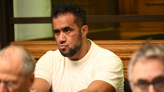 Der Hauptangeklagte Arafat Abou-Chaker kommt vor der Urteilsverkündung im Prozess gegen den früheren Geschäftspartner von Rapper Bushido zum Saal im Landgericht.