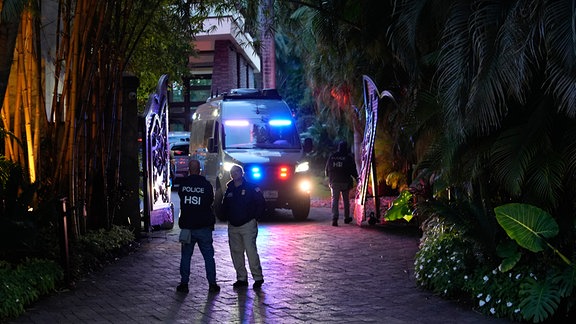 Bundesbeamte stehen am Eingang eines Grundstücks, das dem Rapper Sean «Diddy» Combs gehört, auf Star Island in Miami Beach. US-Ermittler haben Häuser des Rappers Sean «Diddy» Combs («Bad Boy for Life», «I'll Be Missing You») in den Bundesstaaten Kalifornien und in Florida durchsucht.