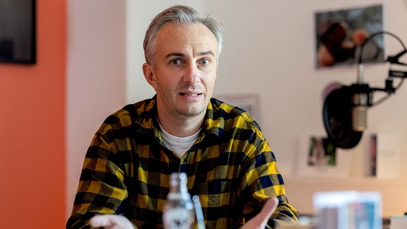 Jan Böhmermann, Moderator und Journalist, spricht während eines Interviews mit der dpa in seinem Büro in den Räumen von Studio Ehrenfeld.