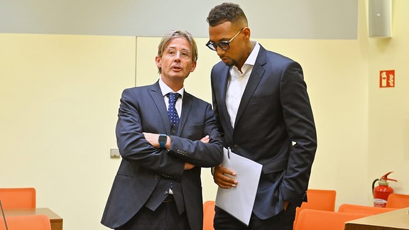 Jerome Boateng mit seinem Verteidiger im Verhandlungssaal
