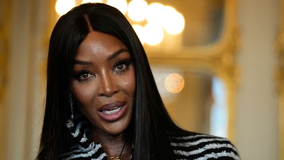 Naomi Campbell mit Tränen in den Augen