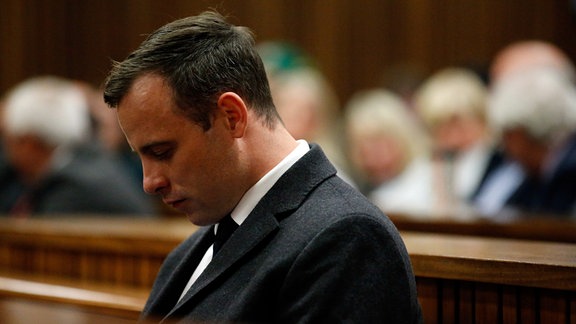 Oscar Pistorius sitzt im Gerichtssaal