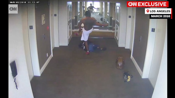 Dieses Bild aus dem Video einer Hotelüberwachungskamera scheint zu zeigen, wie ein Mann eine Frau in einem Hotelflur angreift