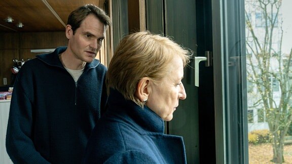 Felix Voss (Fabian Hinrichs) und Paula Ringelhahn (Dagmar Manzel) sind bestürzt über die aktuellen Entwicklungen des Falls in einer Szene aus "Tatort: Wo ist Mike?"