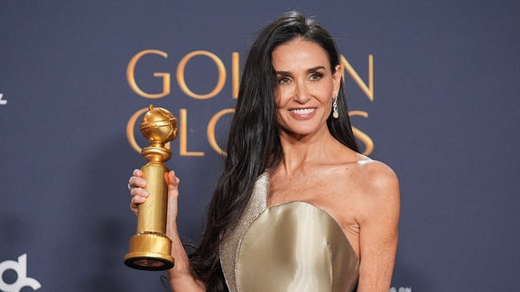 Demi Moore posiert im Presseraum mit dem Preis für die beste Leistung einer weiblichen Darstellerin in einem Kinofilm - Musical oder Komödie für "The Substance" während der 82. Golden Globes.