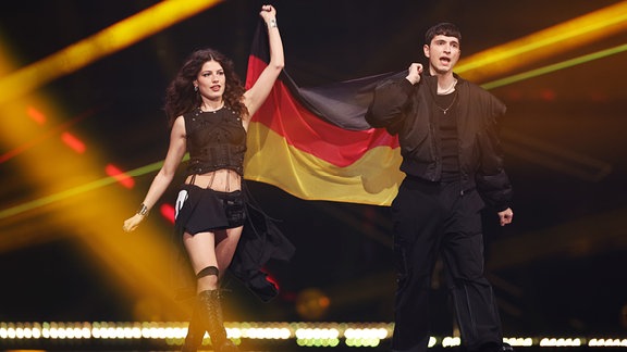 Abor & Tynna aus Deutschland kommen bei der Eröffnung des Finales des 69. Eurovision Song Contest (ESC 2025) auf die Bühne der St. Jakobshalle.