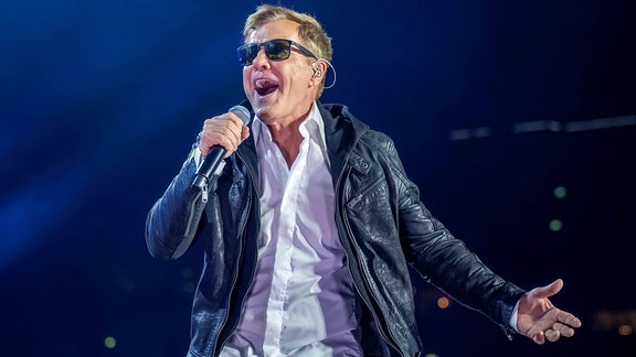 Dieter Bohlen steht auf der Bühne und singt.