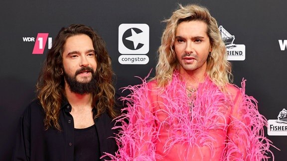 Die Musiker Tom Kaulitz und Bill Kaulitz (r) bei der 24. Verleihung der 1LIVE Krone 2023 im Lokschuppen Bielefeld.