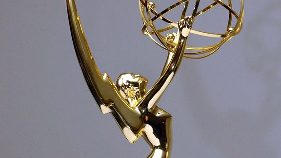 Der International Emmy Award, aufgenommen am Mittwochabend (01.12.2004) in Berlin am Rande eines Fototermins. 