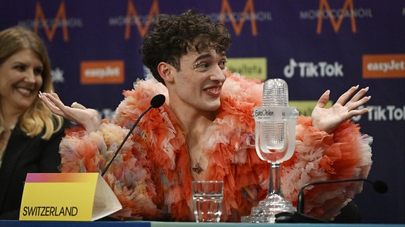 Sänger*in Nemo bei der Pressekonferenz des Eurovision Song Contest 2024