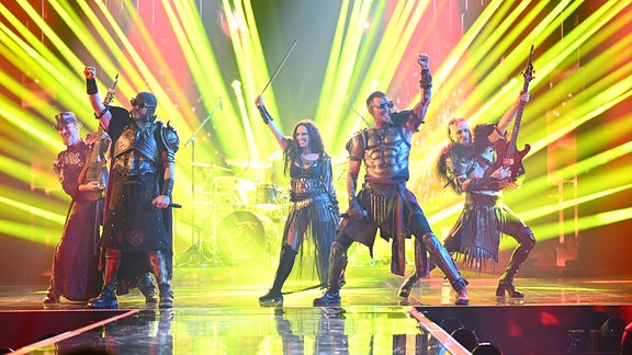 Die Band Feuerschwanz, die für ihren Mittelalter-Rock bekannt ist, steht auf der Bühne.