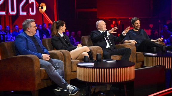 Elton (l-r), Yvonne Catterfeld, Stefan Raab und Max Giesinger sitzen zusammen in der Show.