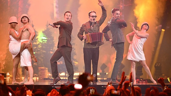 Musiker der schwedischen Band KAJ auf der Bühne