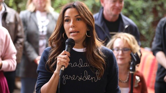EVA LONGORIA spricht bei einer „Pachanga to the Polls“-Veranstaltung, die von Kamala Harris für die Präsidentschaftskampagne in Phoenix veranstaltet wird