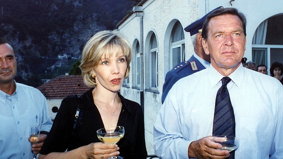 Gerard Schröder mit seiner Frau Doris Positano, 1999  Aufnahmedatum 27.03.2015  Bildnachweis picture alliance / ROPI | ROPI