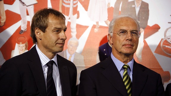Bundestrainer Jürgen Klinsmann (li.) und OK Präsident Franz Beckenbauer (beide Deutschland) anlässlich eines Empfangs